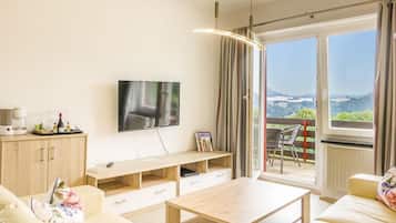 Condo panorámico, 2 habitaciones, vista a la montaña | Área de sala de estar | Televisión de pantalla plana