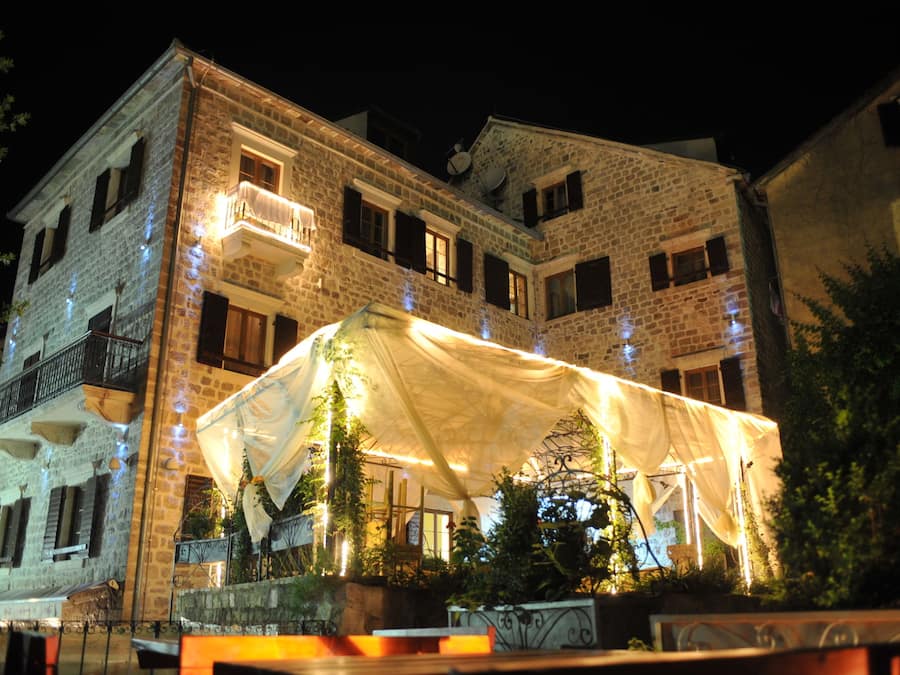 Fachada da propriedade à noite