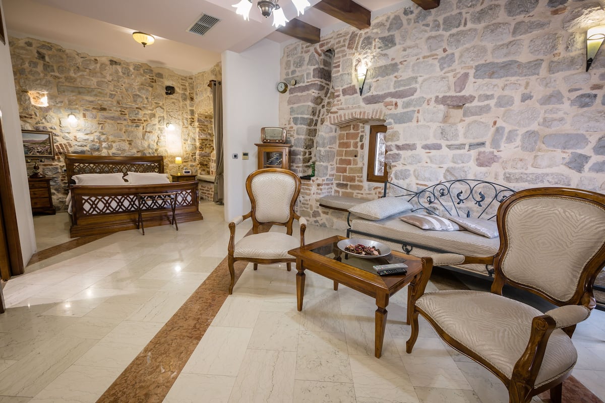 Deluxe Apartment | Minibar, in-room safe, individually decorated, individually furnished
