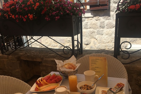 Tägliches inbegriffenes einheimisches Frühstück