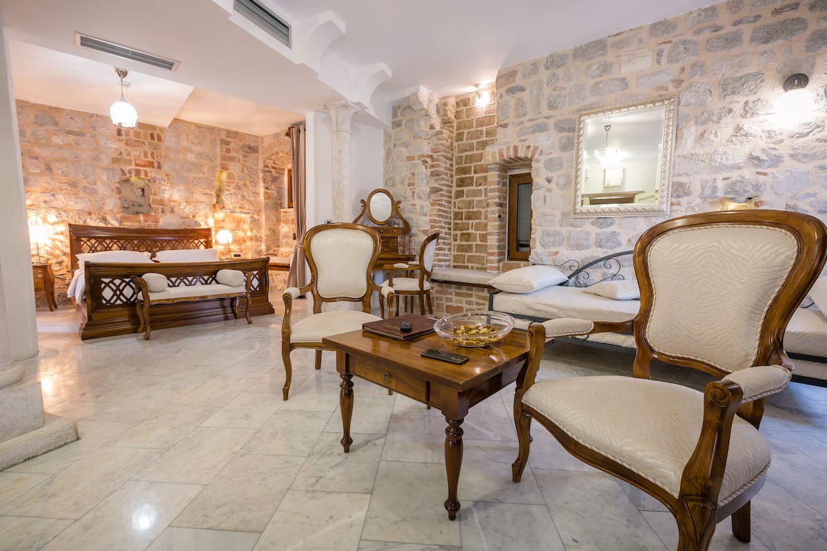 Luxury Suite | Minibar, in-room safe, individually decorated, individually furnished