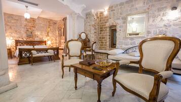 Suite Luxe | Minibar, coffres-forts dans les chambres, décoration personnalisée