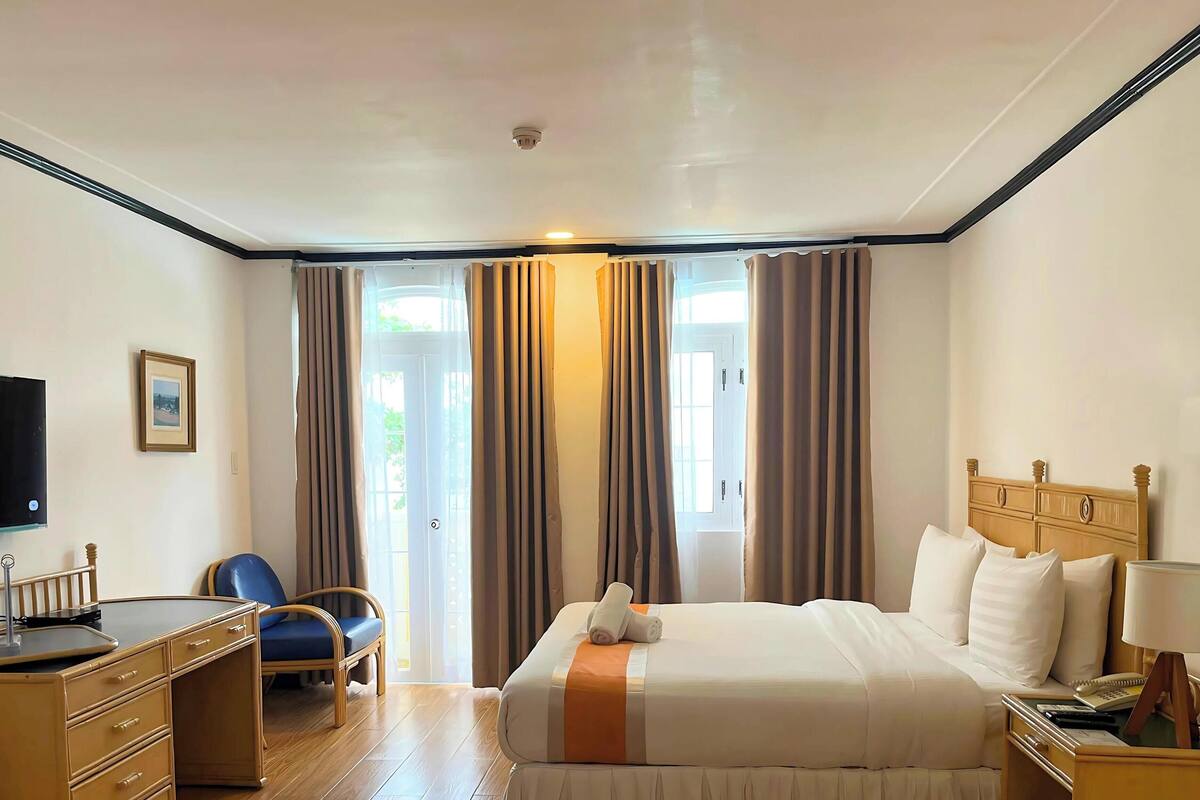 In-room safe, bed sheets