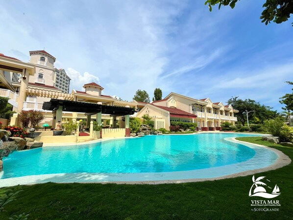 3 outdoor pools, open 8:00 AM to 8:00 PM, sun loungers