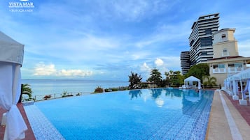 3 utomhuspooler med öppettider 08.00 till 20.00, och solstolar