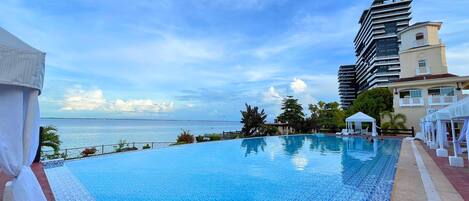 3 outdoor pools, open 8:00 AM to 8:00 PM, pool loungers