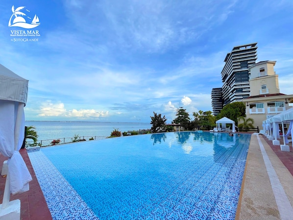 3 utomhuspooler med öppettider 08.00 till 20.00, och solstolar