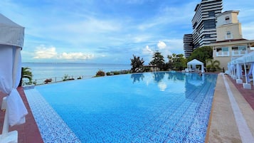 3 outdoor pools, open 8:00 AM to 8:00 PM, pool loungers