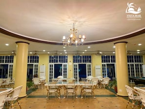 Frukost och lunch serveras, med utsikt mot poolen 