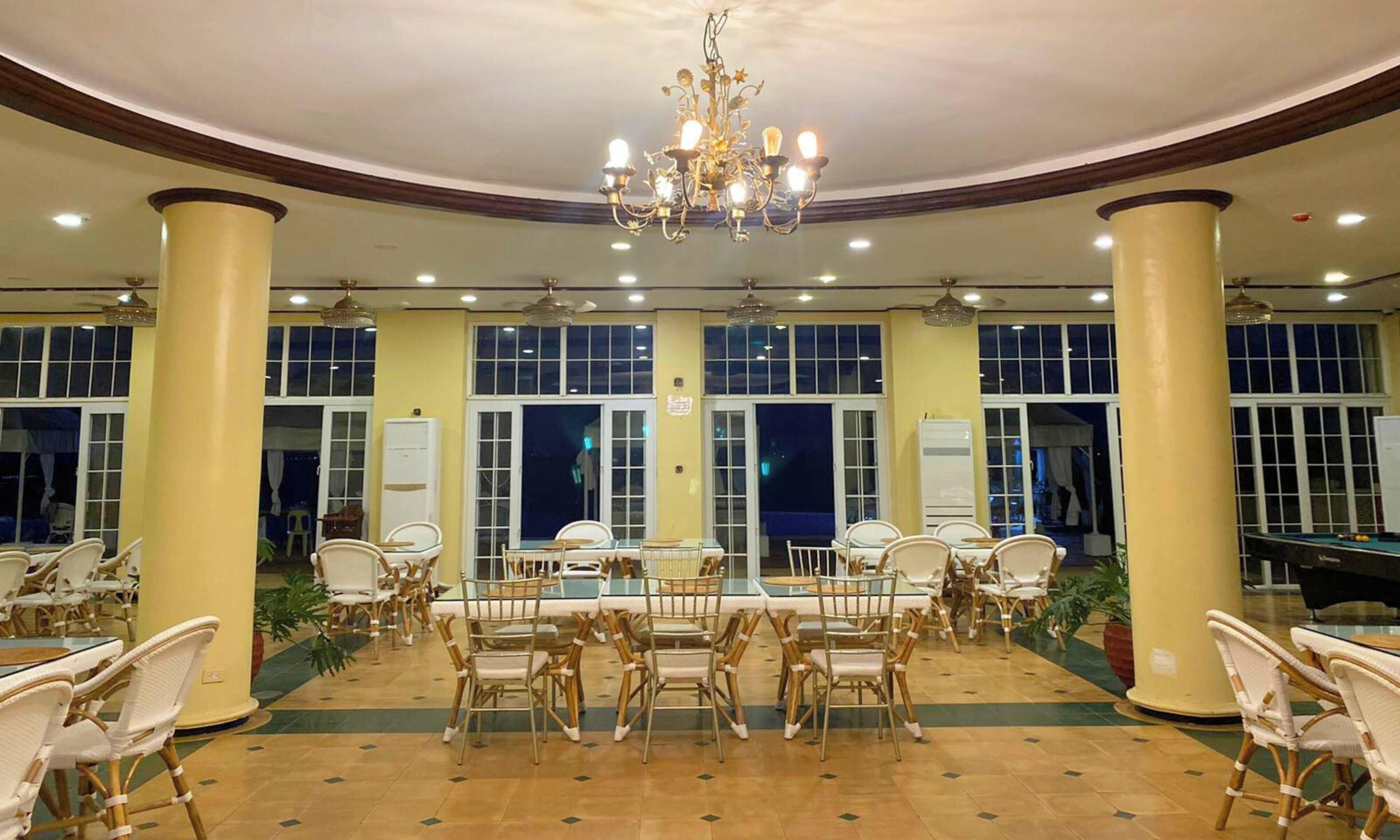 Frühstück, Mittagessen, philippinische Küche, Blick auf den Pool 