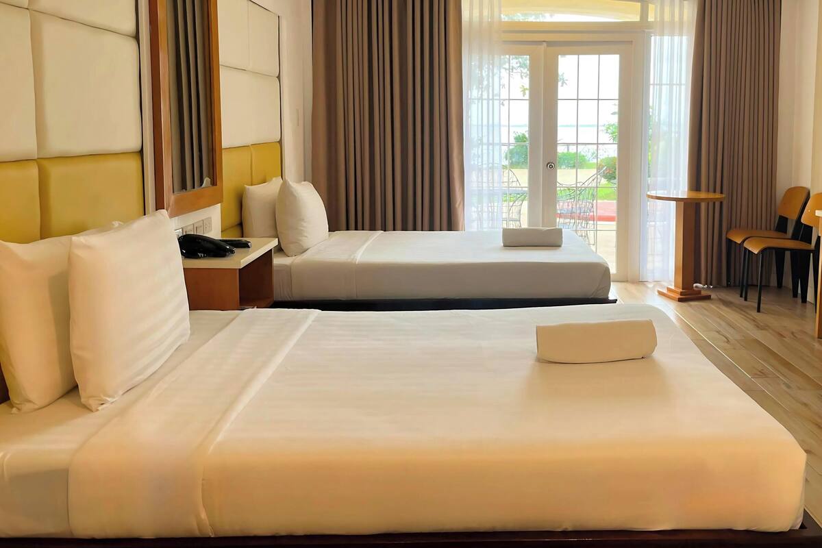 Premier Twin Room | In-room safe, bed sheets