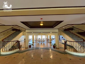 Serveert ontbijt, lunch, Filipijnse gerechten, uitzicht op het zwembad