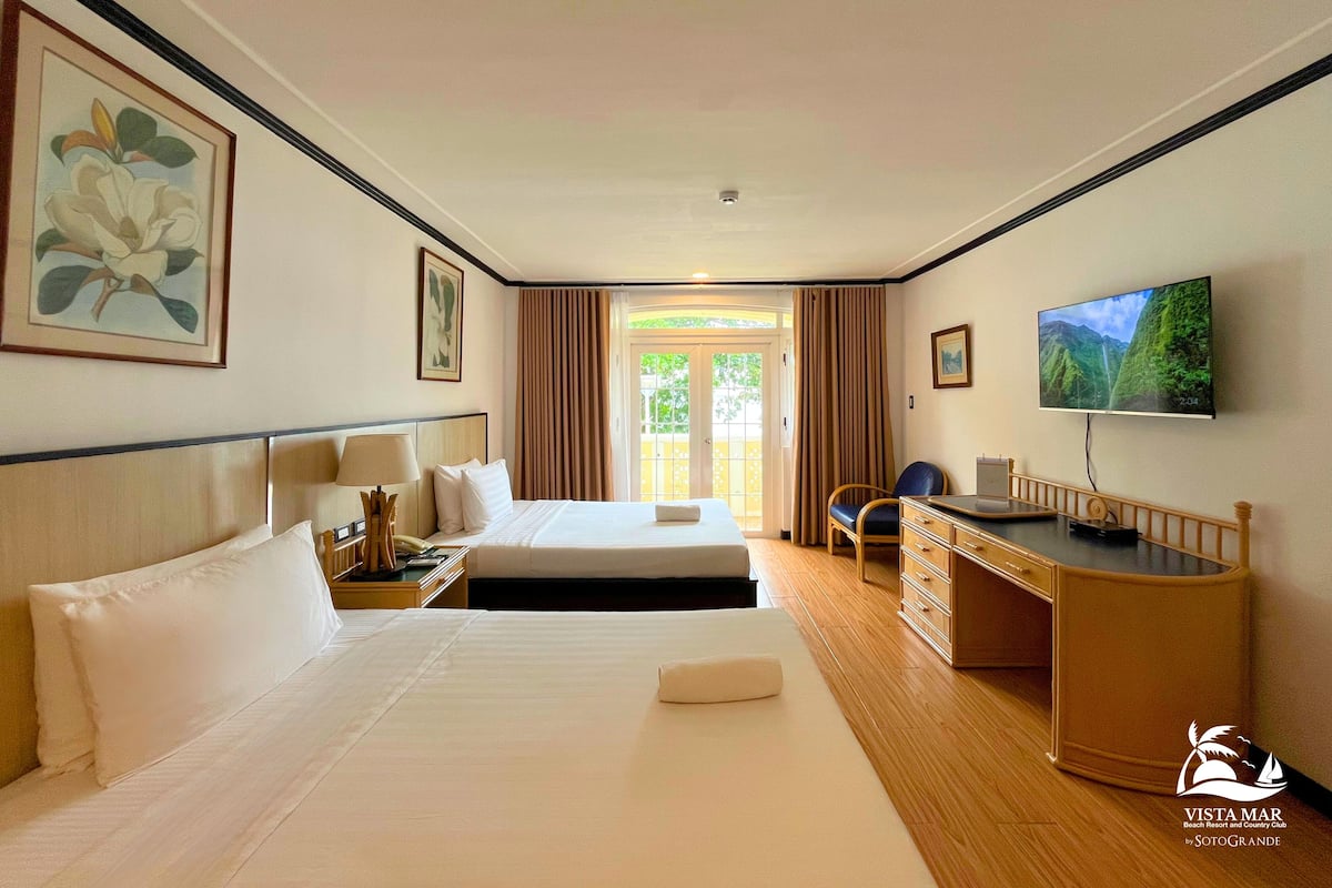 Chambre Deluxe avec lits jumeaux | Coffres-forts dans les chambres, Wi-Fi gratuit, draps fournis