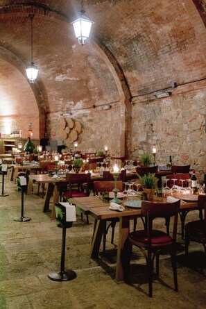 2 restaurants, lunch, dinner served; Italian cuisine