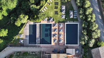2 piscinas techadas, una piscina al aire libre de temporada