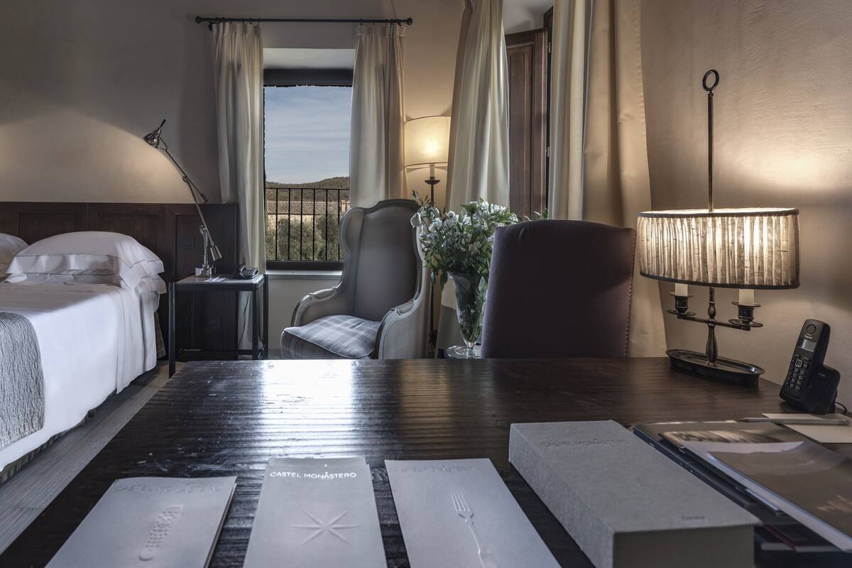 deluxe room | 1 bedroom, hypo-allergenic bedding, minibar, in-room safe