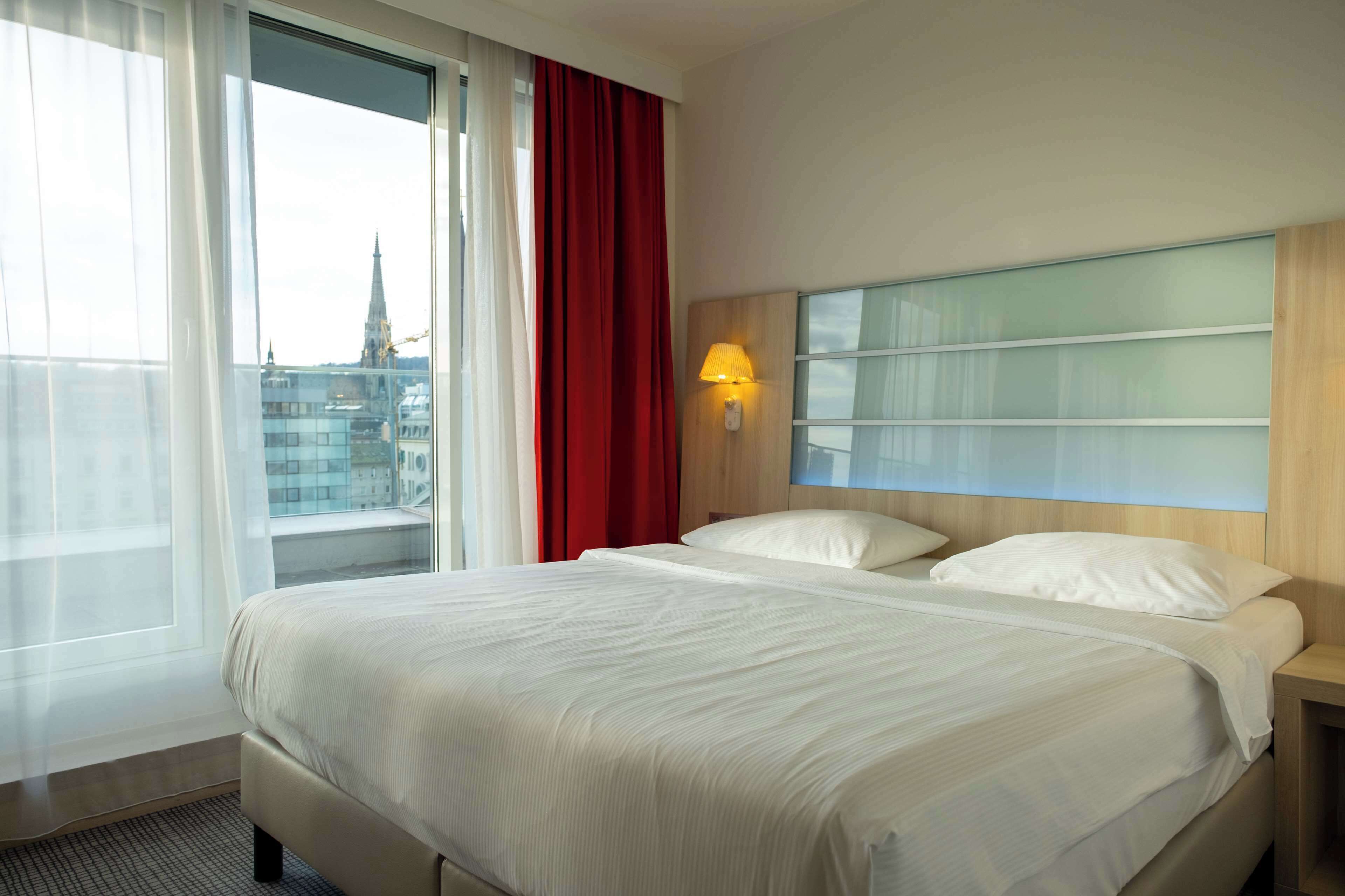 普通套房 | 防敏寢具、房內夾萬、書桌、手提電腦工作空間