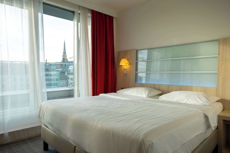 Junior Suite | Hypo-allergenic bedding, in-room safe, desk, laptop workspace. Park Inn by Radisson Linz