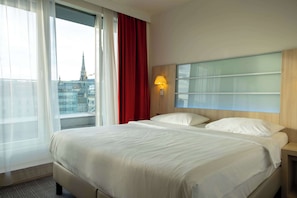 Junior Suite | Hypo-allergenic bedding, in-room safe, desk, laptop workspace