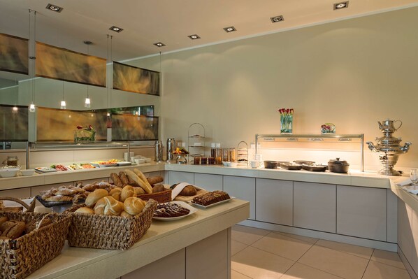 Buffet breakfast on weekdays (EUR 22 per person)
