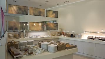 Een buffetopstelling met diverse gerechten en voedingsmiddelen.