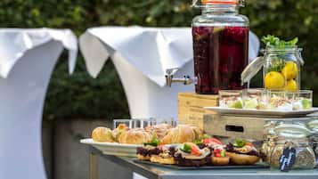Ein reichhaltiges Buffet mit verschiedenen Speisen und einem Getränkespender.