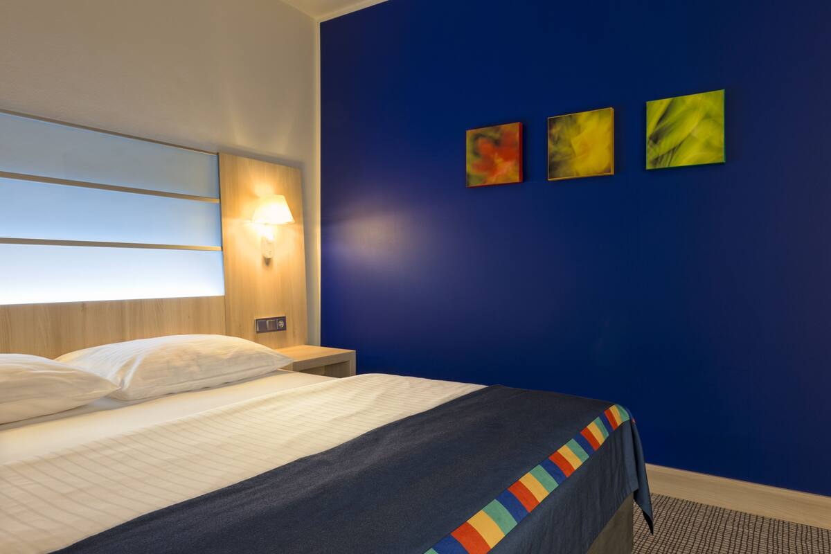 Hypo-allergenic bedding available, in-room safe, desk, laptop workspace