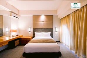 Suite | Down comforters, in-room safe, desk, laptop workspace - Sotogrande Hotel And Resort (Lapu-Lapu)