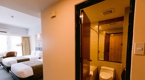 Deluxe Room | Bathroom | Combined shower/tub, free toiletries, hair dryer, slippers - Sotogrande Hotel And Resort (Lapu-Lapu)
