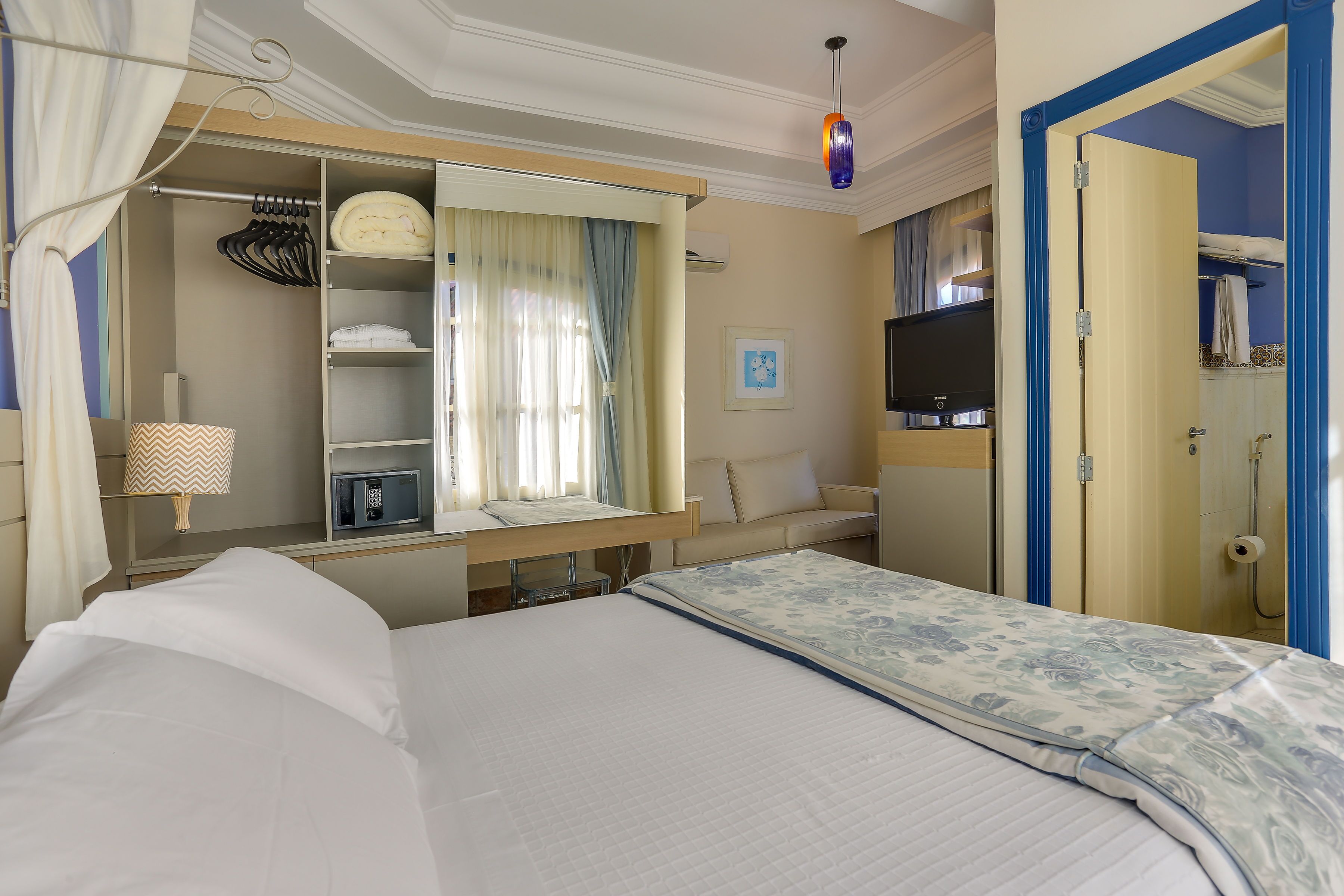 suite blue tower label | 1 bedroom, minibar, desk, blackout curtains