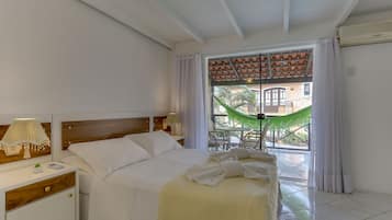 Apartment, 2 Bedrooms (Condominio Clube Atlantico) | Frigobar, escrivaninha, cortinas blackout, roupa de cama