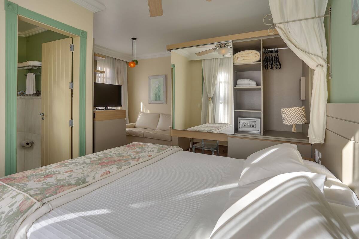 Minibar, escritorio, cortinas opacas y ropa de cama