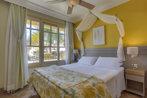 Suite Yellow Tower Label | Minibar, una scrivania, tende oscuranti, lenzuola