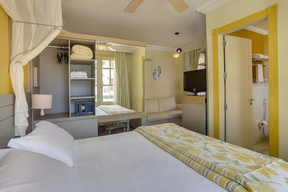 Minibar, escritorio, cortinas opacas y ropa de cama