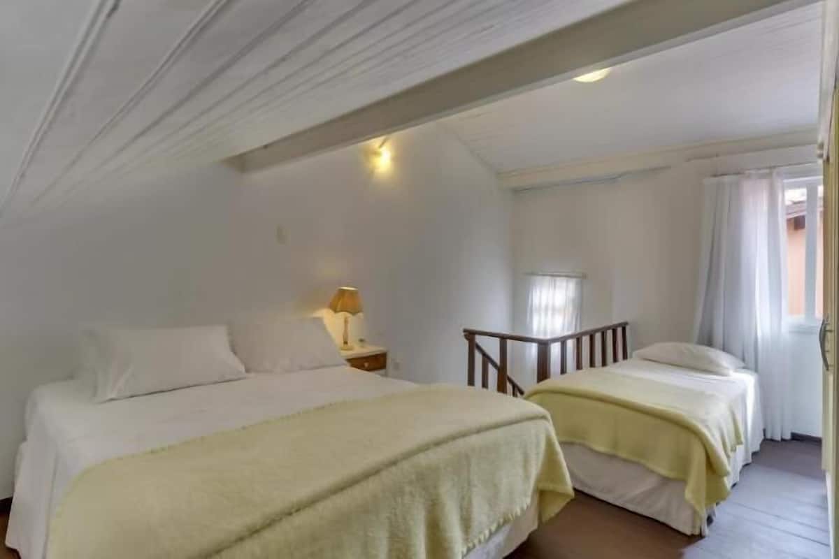 Minibar, bureau, rideaux occultants, draps fournis