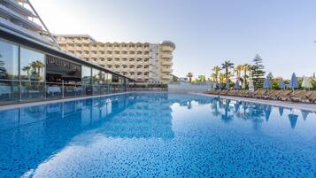 Una piscina techada, 2 piscinas al aire libre, sombrillas