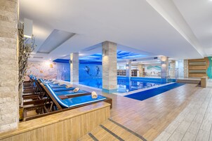 3 piscinas al aire libre, sombrillas, sillones reclinables de piscina