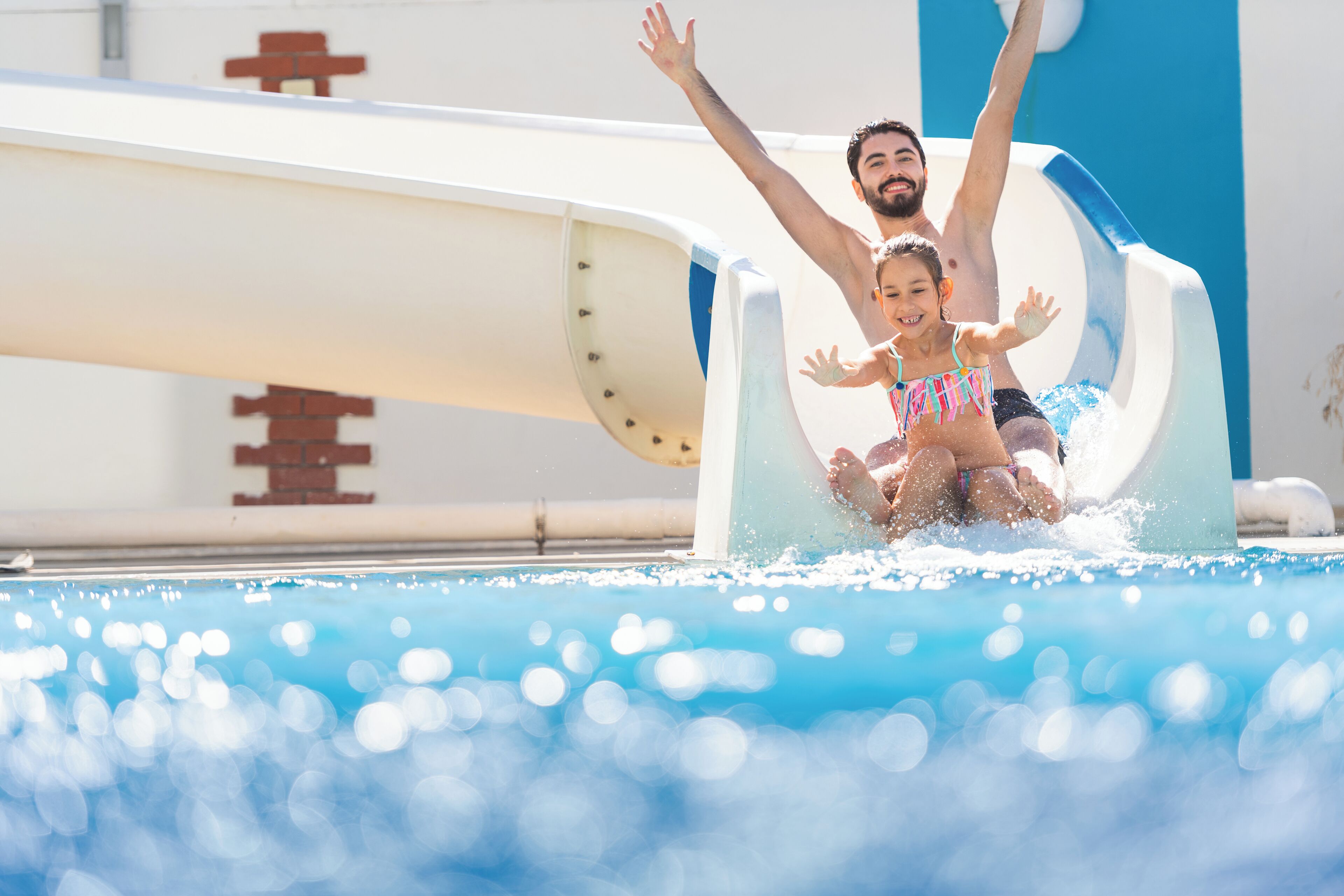 3 座室外游泳池，提供泳池遮陽傘和日光浴躺椅