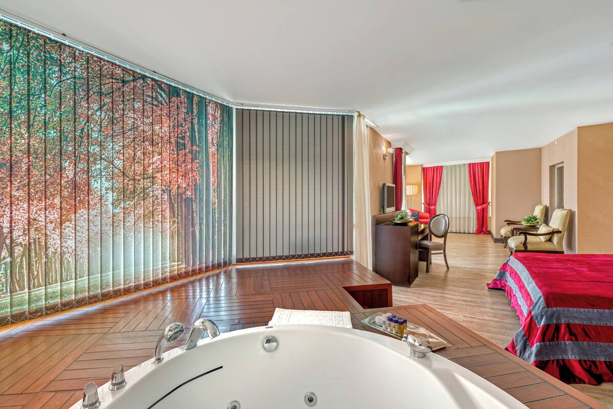 Suite with Jacuzzi | Whirlwanne