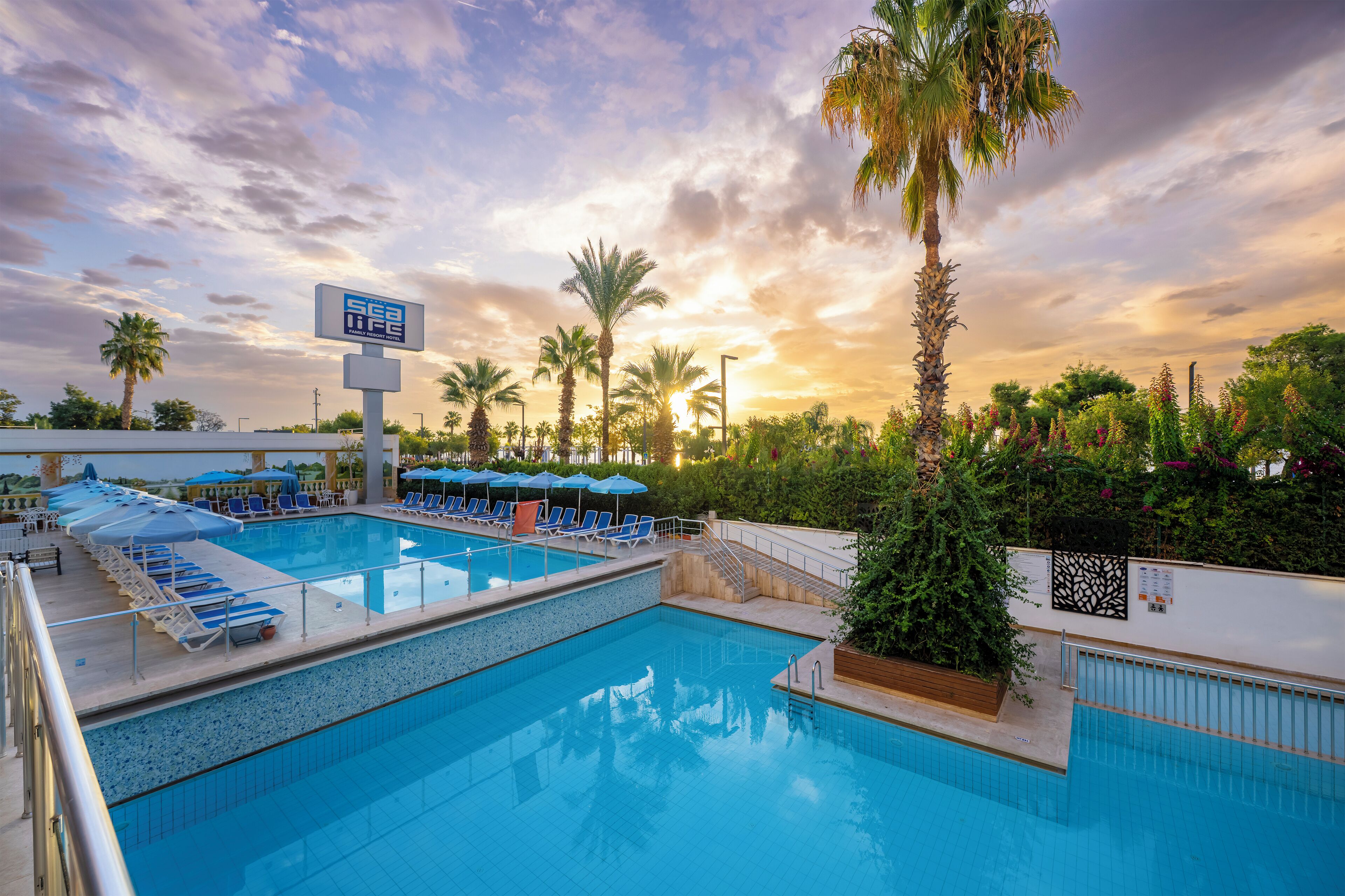 3 outdoor pools, pool umbrellas, pool loungers