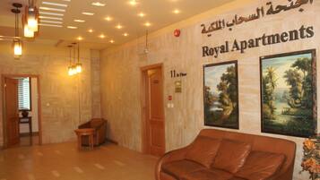 Minibar, caja de seguridad en la habitación y escritorio