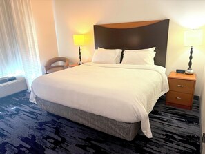 Hochwertige Bettwaren, Zimmersafe, Schreibtisch, Bügeleisen/Bügelbrett