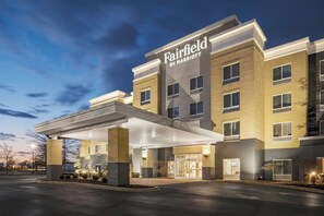 A Fairfield by Marriott hotel with a modern design, featuring a covered entrance and multiple floors. - Fairfield Inn & Suites by Marriott Louisville East (Louisville)