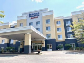 Un hotel Fairfield Inn & Suites by Marriott con entrada cubierta y aparcamiento.