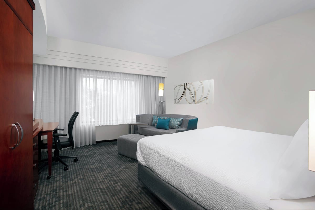 Room, 1 Katil Raja (King) dengan Katil Sofa, Non Smoking | Gebar bulu kapas, meja, ruang kerja komputer riba