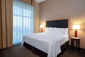 Suite, 1 King-Bett, Nichtraucher (Mobility/Hearing, Roll-In Shower) | Hochwertige Bettwaren, Schreibtisch, laptopgeeigneter Arbeitsplatz