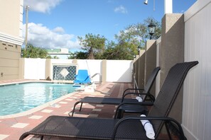 Outdoor pool, pool umbrellas, sun loungers - Country Inn & Suites by Radisson, Tampa Airport North, FL (Tampa)