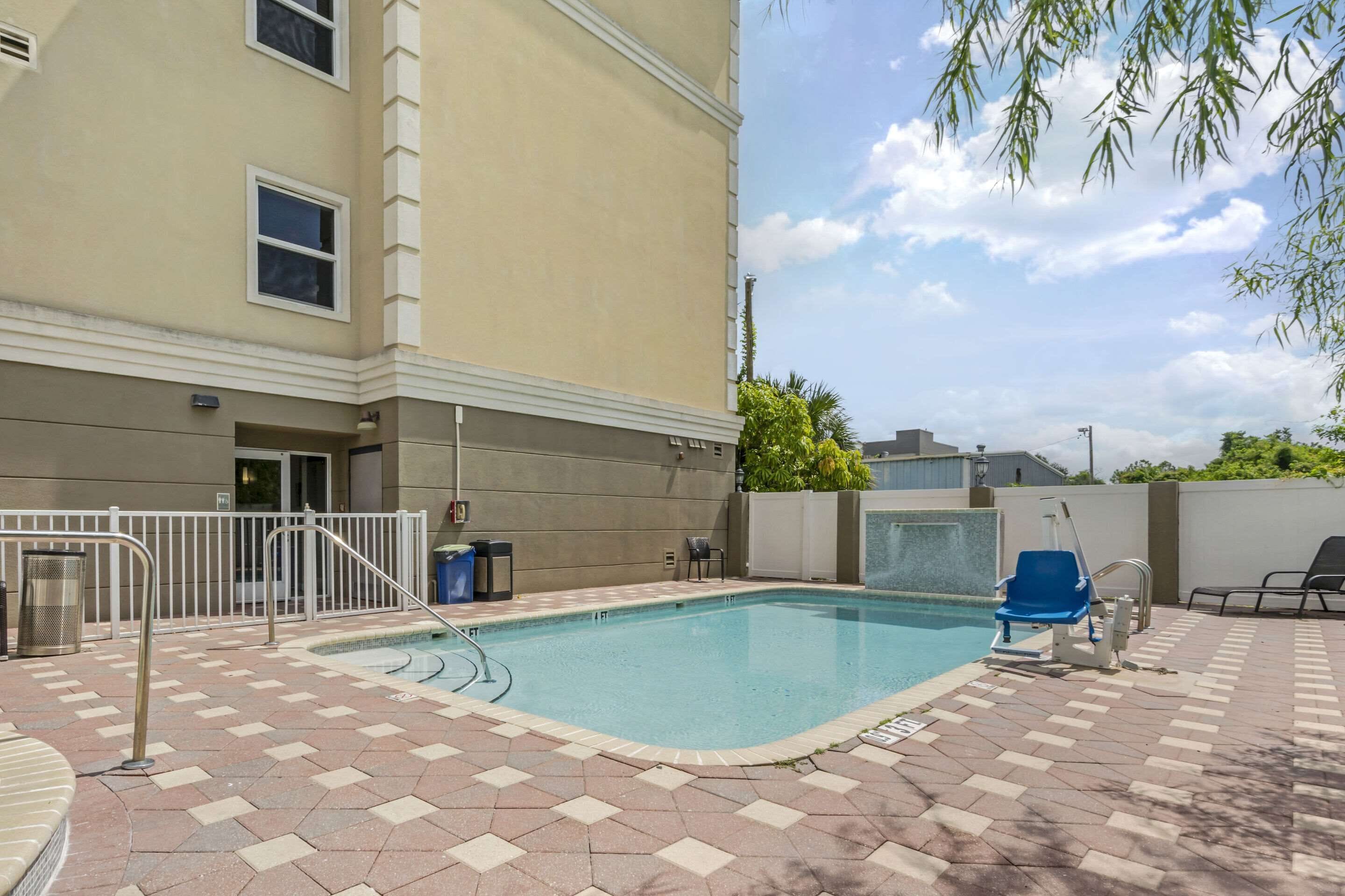 Photo - Country Inn & Suites by Radisson, Tampa Airport North, FL