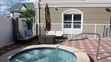 Una piscina al aire libre, sombrillas, tumbonas