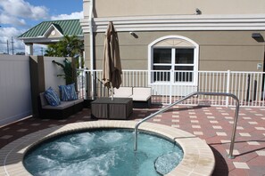Outdoor pool, pool umbrellas, sun loungers - Country Inn & Suites by Radisson, Tampa Airport North, FL (Tampa)